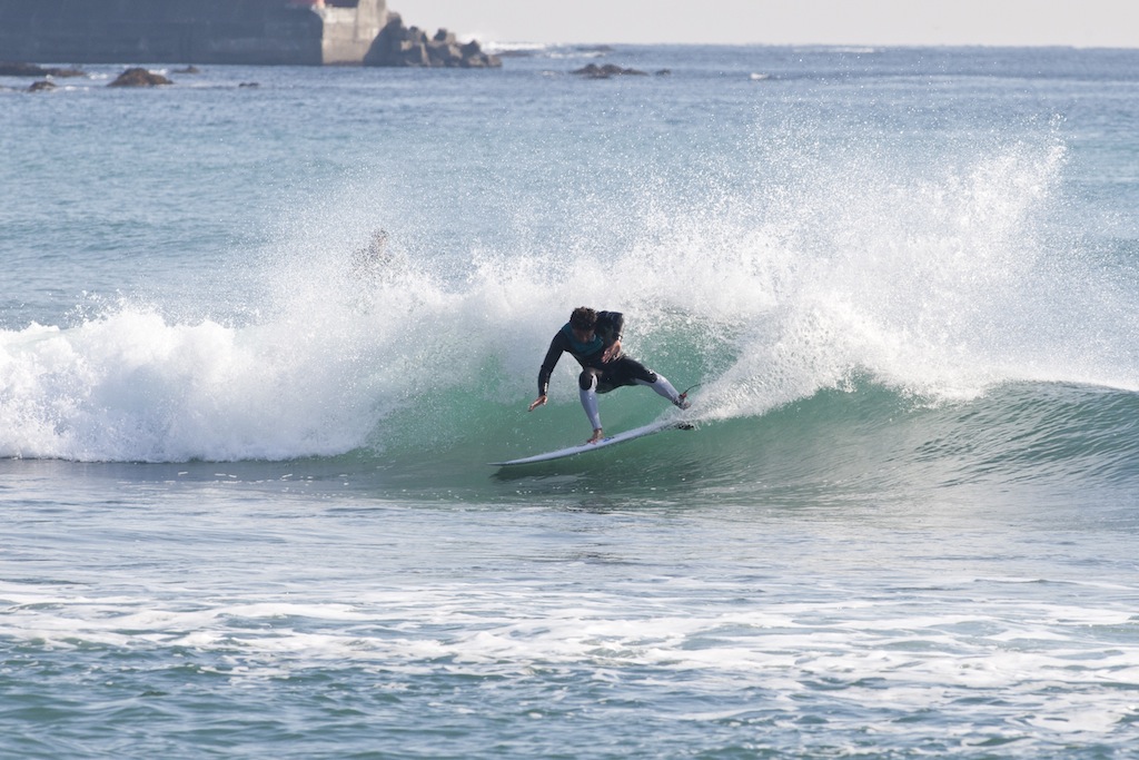 小波でポケットを最大限に使ったフロントサイド・フルスピード・カーヴィング by 小川直久 Photos by Dave Yamaya.