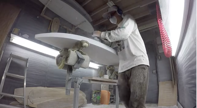 【必見動画】サーフボードが完成するまでの全行程が簡単にわかる! シェイプ、ラミネート、サンディング