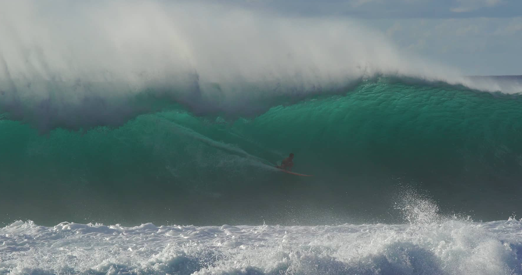 【待望の】Mason Ho最新クリップ”wax”はMike & Derek Ho兄弟とTom Curren、Gavin Beschenたちのパイプラインでの最新セッションに加え、Tom Currenとのウルワツでのスキムボードセッションを収録!!