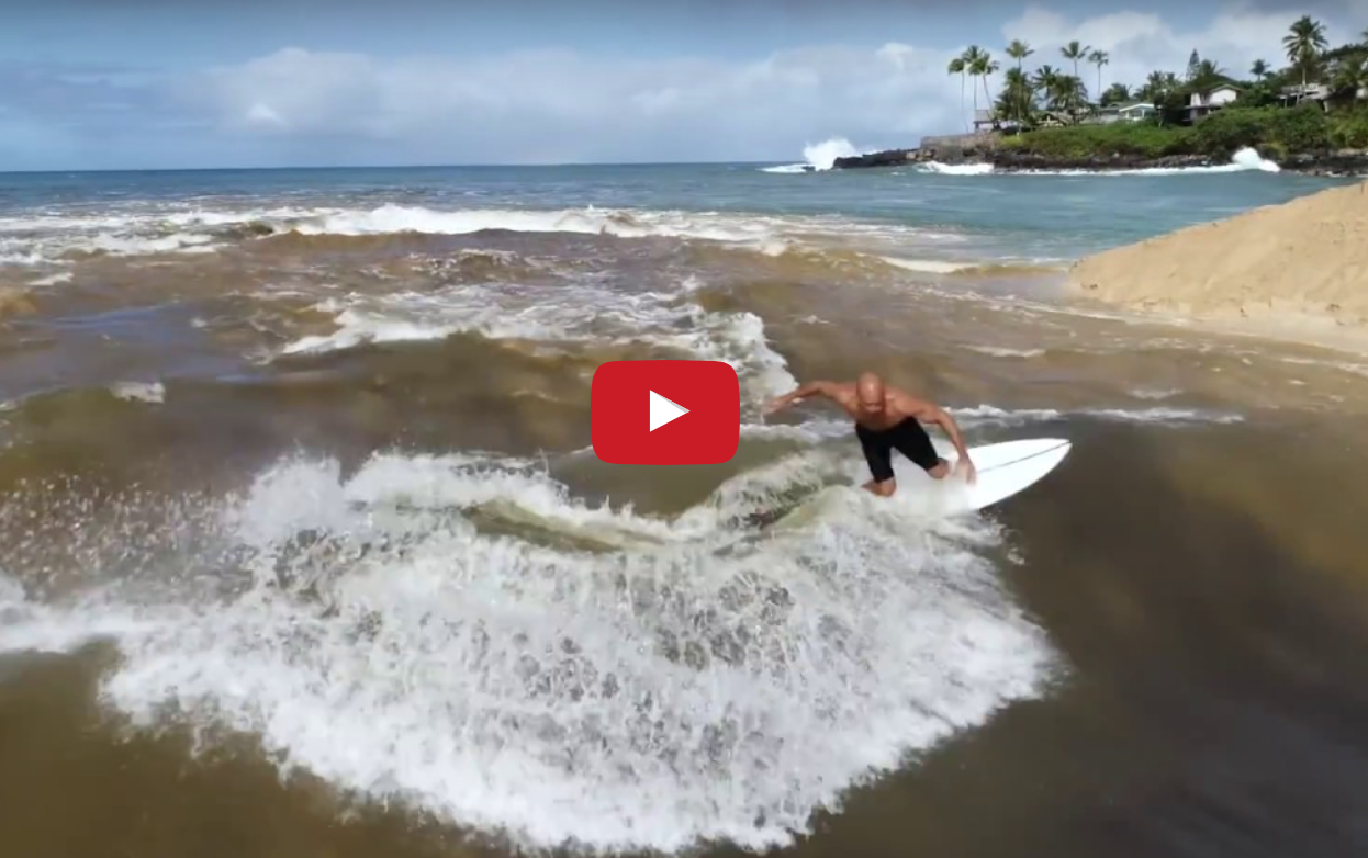 【必見動画】Kelly Slaterによるワイメアの川の中でブレイクする小波でのライディングをドローンで捉えたショートクリップ