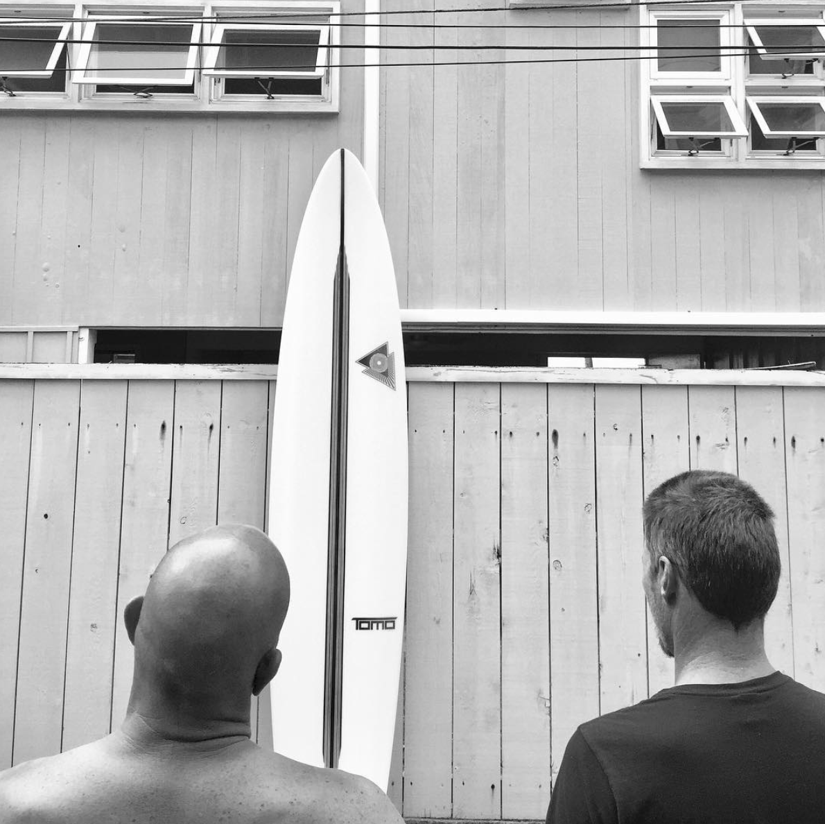 【インタビュー】Kelly Slaterもワイメアをライドした謎のビッグウェイブ用のツインフィッシュ・ガンとは!? 世界一流シェイパーのTomoことDaniel Thomsonに迫る!