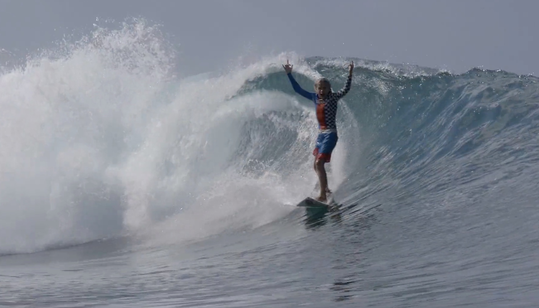 【必見動画】オーストラリア出身のKyass Kingの実弟、注目の12歳のキッズサーファーRasmus Kingのメンタワイ・トリップ