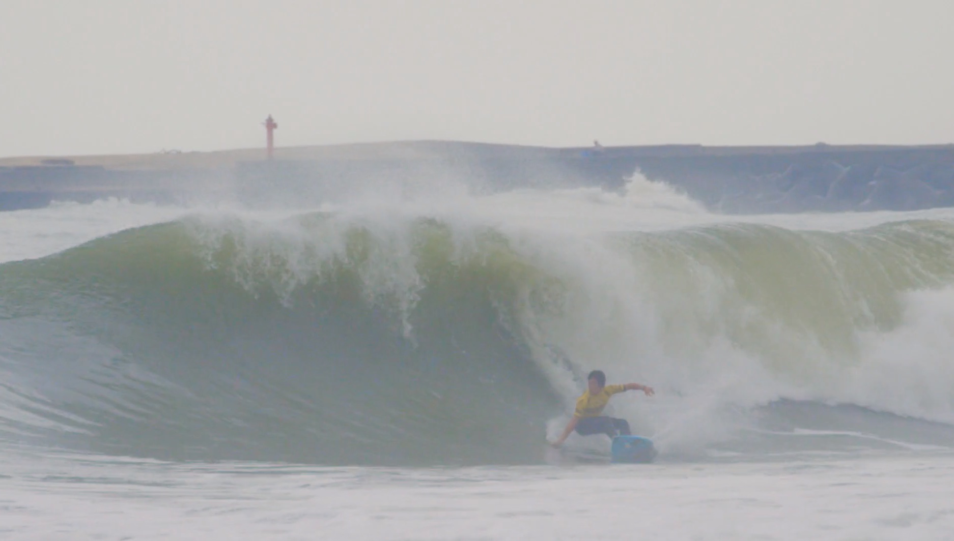 Colorstv あらゆる波のセクションに合わせて種類の異なるバリエーション豊かなバックサイド ターンを繰り出す大橋海人によるスタイリッシュなバックサイド アプローチをスーパースローで見て学ぶ カラーズマガジン