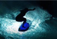 【SURF×ART】ライトアップされた海とLED入りサーフボード!? Bethany HamiltonとLakey Petersonによる幻想的なナイトサーフセッション