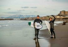 【西高東低愛好会】大雪の日本海をトリップ中の村田嵐がとうとうオフショアのグッドコンディションをスコア!! 偶然か必然か、サーフコーチのRoss Butsonと遭遇した新潟DAY2夕方セッション