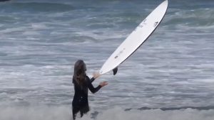 【2021年爆発的人気を誇る】FIREWIRE surfboardsのRob Machadoシェイプ”Sunday”モデルでRob Machadoが夏の湘南のオンショアみたいな波でクルーズ！