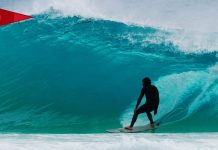 【超待望の】John John Florence最新クリップは、ウェッジな底掘れダブルアップ・チューブ波でのDave RastovichとDan Rossとのスーパーセッション