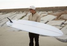 【オルタナティブ】ピンテールに角度の寝たボンザースタイルなサイドフィンの組み合わせが”より格調高い乗り味”を生み出すミッドレングス・シングルスタビ、TRIM CRAFT”HALEY PIN”モデル × 劔持”MO3″良輔