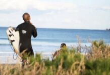 【スタイリッシュなフリーサーファー】谷端天然が左右非対称のアシンメトリー・サーフボードで美しいラインを描く